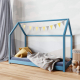 niebieskie drewniane łóżeczko